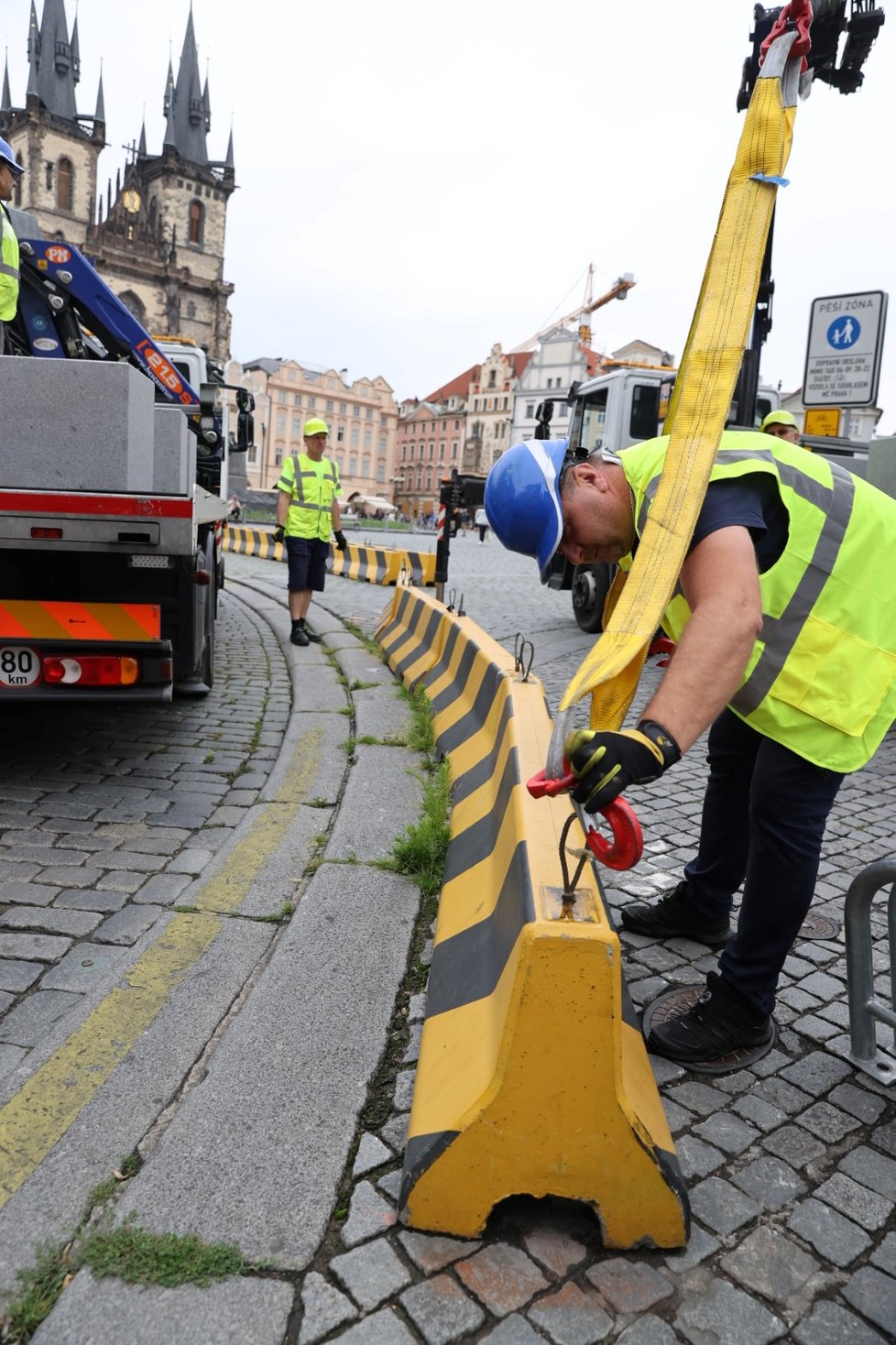 Výměna betonových citybloků za žulové kvádry proběhla na Staroměstském náměstí 19. června 2020.