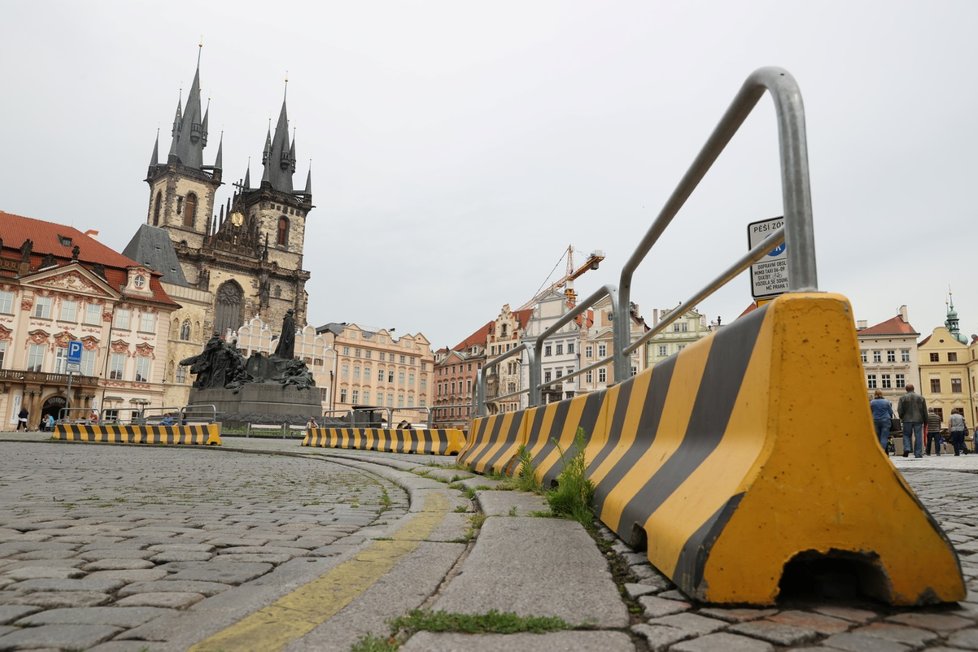 Výměna betonových citybloků za žulové kvádry proběhla na Staroměstském náměstí 19. června 2020.