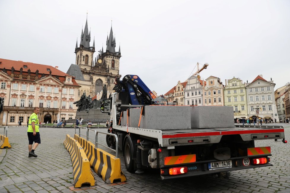 Výměna betonových citybloků za žulové kvádry proběhla na Staroměstském náměstí 19. června 2020.