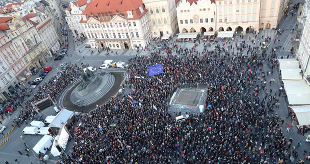 Na Staroměstském náměstí demonstrovaly tisíce lidí.