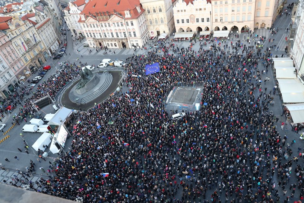 Na Staroměstském náměstí demonstrovaly tisíce lidí.