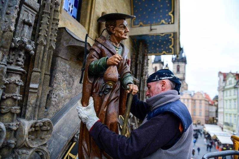 Ze Staroměstského orloje zmizely dřevěné sochy Lakomce, Marnivce, Smrtky a Turka, je třeba u nich obnovit lak. (24. listopadu 2021)