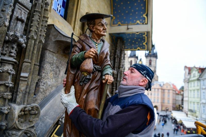 Ze Staroměstského orloje zmizely dřevěné sochy Lakomce, Marnivce, Smrtky a Turka, je třeba u nich obnovit lak. (24. listopadu 2021)