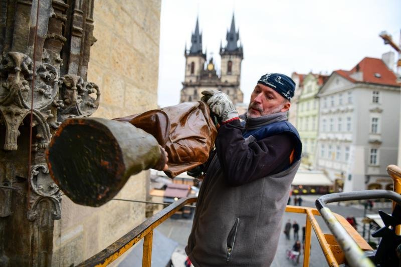 Ze Staroměstského orloje zmizely dřevěné sochy Lakomce, Marnivce, Smrtky a Turka, je třeba u nich obnovit lak. (24. listopadu 2021)