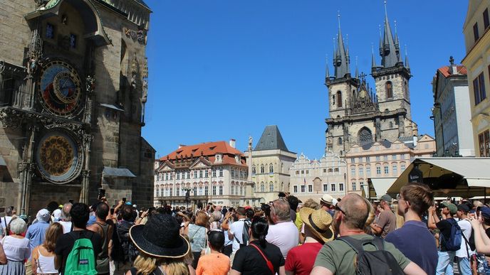 Do Prahy se vracejí turisté.