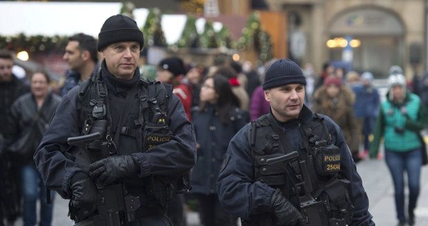 Dva lidé odjeli z Česka bojovat za ISIS, varují tajné služby. Zesílil i vliv ruských špionů