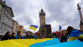 Shromáždění lidí na Staroměstském náměstí u příležitosti prvního výročí ruské invaze na Ukrajinu, centrum Prahy, Česká republika