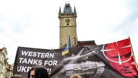 Shromáždění lidí na Staroměstském náměstí u příležitosti prvního výročí ruské invaze na Ukrajinu, centrum Prahy, Česká republika