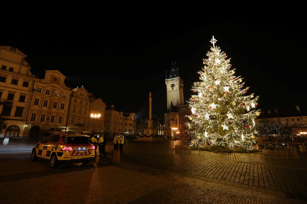 Staroměstské náměstí na silvestra, ve 22:00 tam bylo liduprázdno. 31. prosince 2020