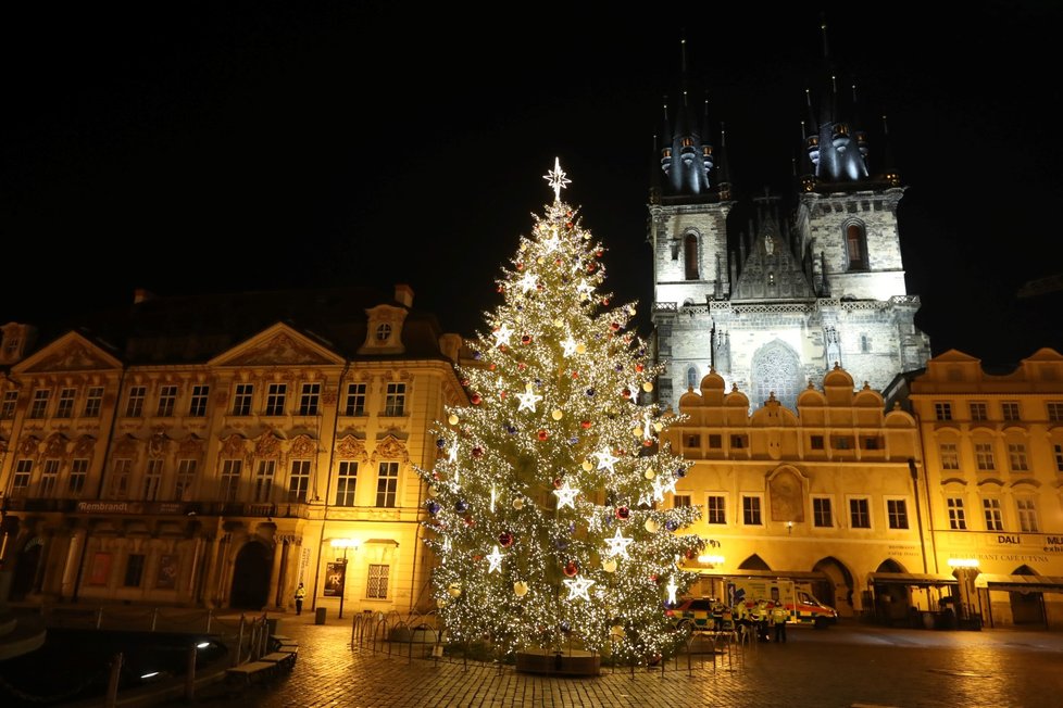 Staroměstské náměstí na silvestra, ve 22:00 tam bylo liduprázdno. 31. prosince 2020