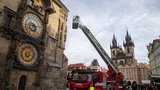 Náročný zásah pražských hasičů: Požár Staroměstské věže! Podívejte se, jak cvičení probíhá