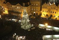 Vichr a 30 cm sněhu: Pozor na vánoční stromy na náměstích, varují meteorologové