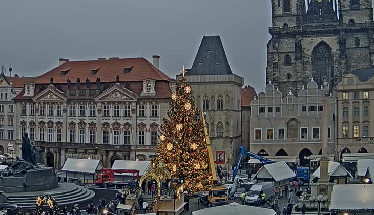 Staroměstské náměstí s rozsvíceným stromem (25. listopadu 2021)