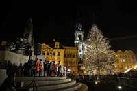 Kouzelná podívaná na Staromáku: Vánoční strom se poprvé rozzářil! Za zvuku dětských hlásků