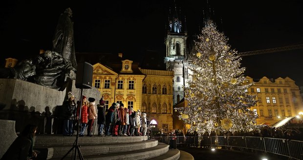 Vánoční strom na Staroměstském náměstí se poprvé rozzářil, 28. listopadu 2025