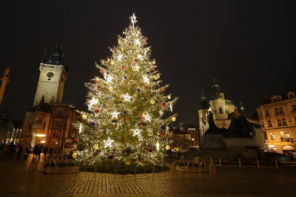 Rozsvícený strom na Staroměstském náměstí, 27. listopadu 2020.