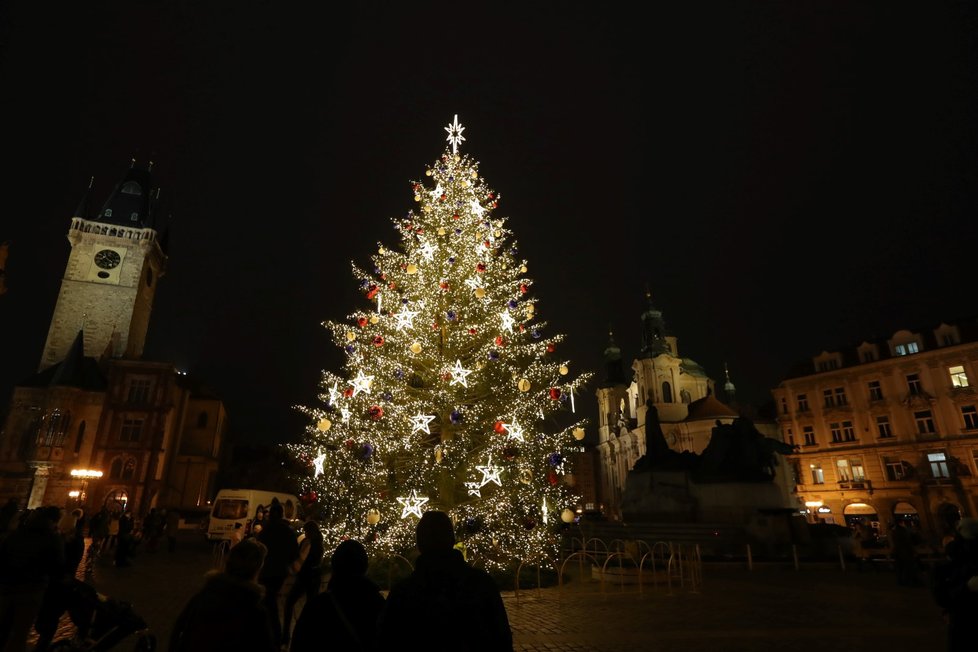 Rozsvícený strom na Staroměstském náměstí, 27. listopadu 2020.