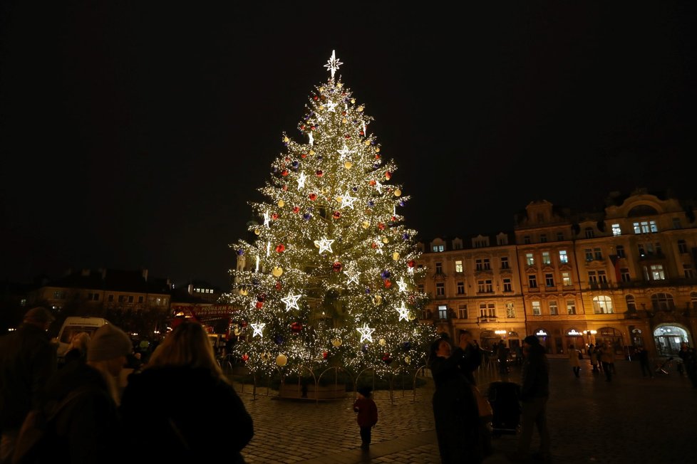 Rozsvícený strom na Staroměstském náměstí, 27. listopadu 2020.