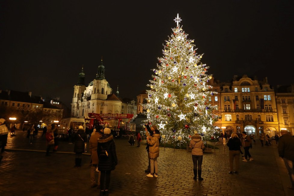 Rozsvícený strom na Staroměstském náměstí, 27. listopadu 2020.