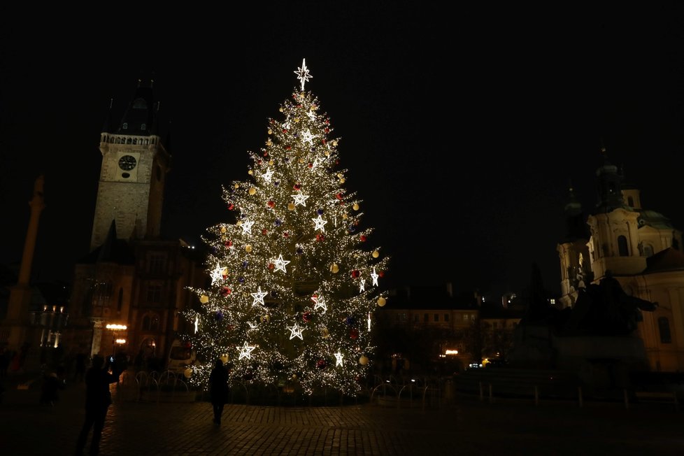 Rozsvícený strom na Staroměstském náměstí, 27. listopadu 2020.