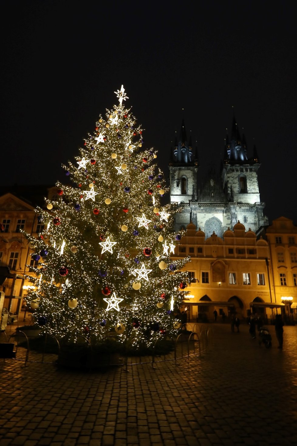 Rozsvícený strom na Staroměstském náměstí, 27. listopadu 2020.