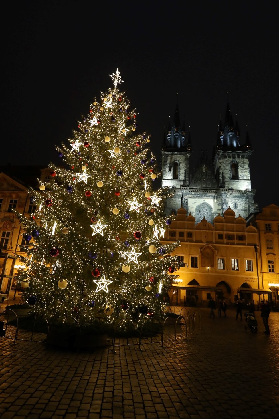 Rozsvícený strom na Staroměstském náměstí, 27. listopadu 2020.