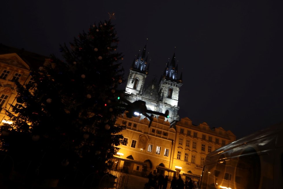 Rozsvícený strom na Staroměstském náměstí, 27. listopadu 2020.