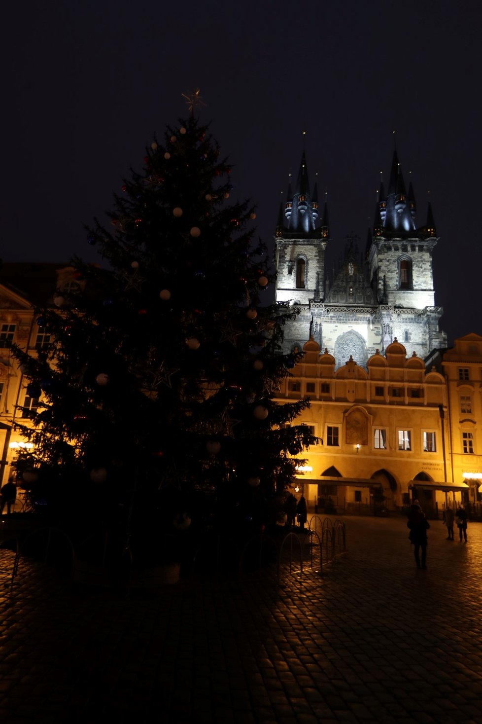 Rozsvícený strom na Staroměstském náměstí, 27. listopadu 2020.