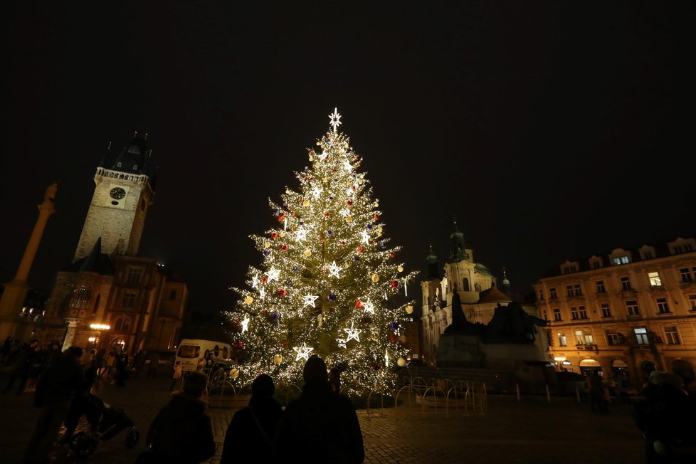 Rozsvícený strom na Staroměstském náměstí, 27. listopadu 2020.