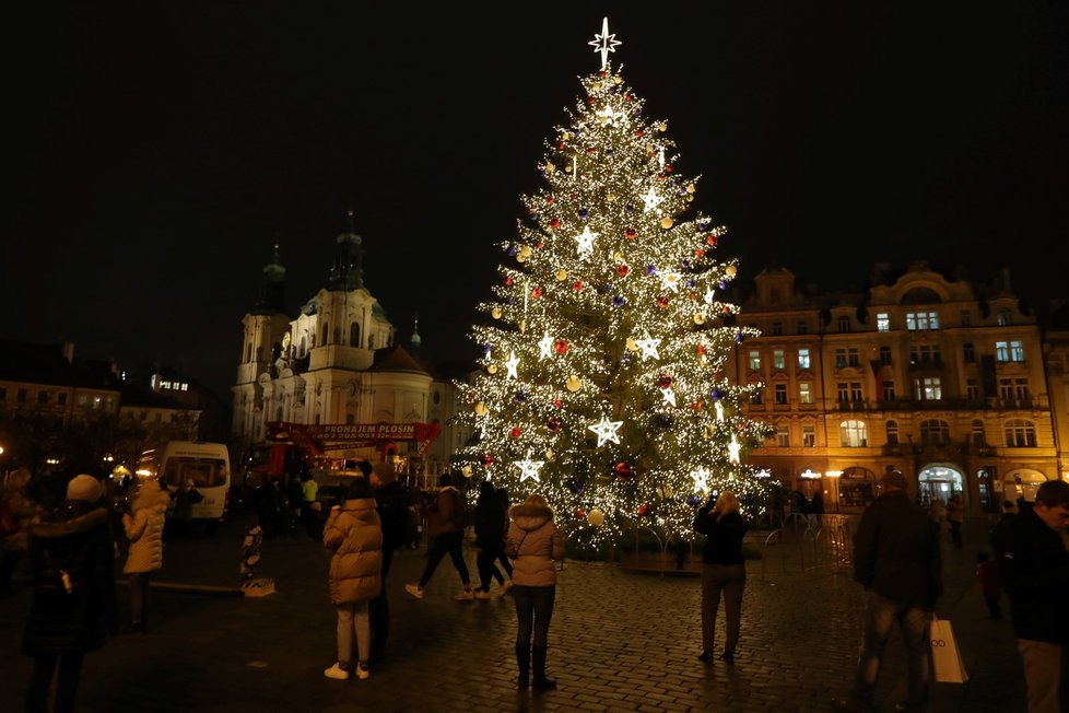 Rozsvícený strom na Staroměstském náměstí, 27. listopadu 2020.