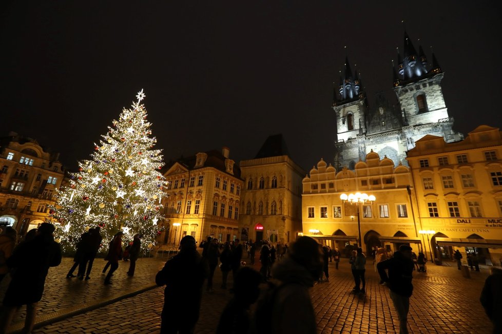 Rozsvícený strom na Staroměstském náměstí, 27. listopadu 2020.