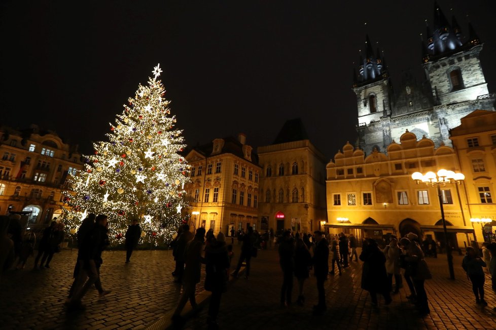 Rozsvícený strom na Staroměstském náměstí, 27. listopadu 2020.