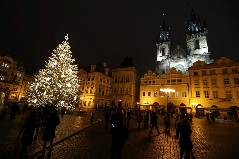 Rozsvícený strom na Staroměstském náměstí, 27. listopadu 2020.