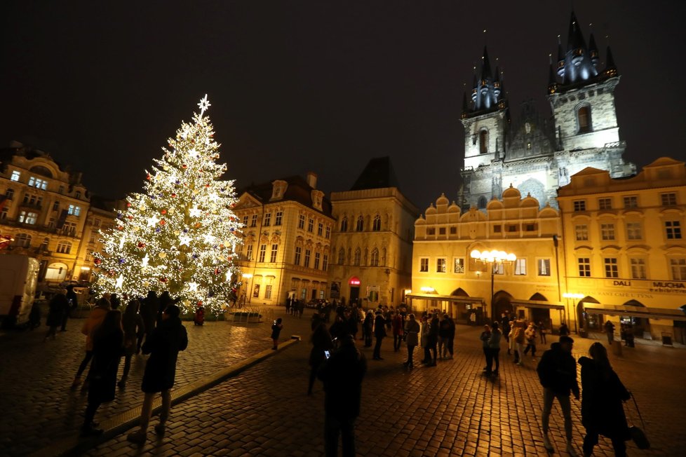 Rozsvícený strom na Staroměstském náměstí, 27. listopadu 2020.