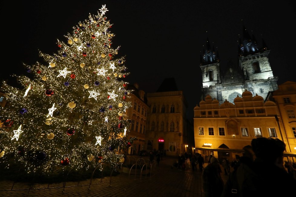 Rozsvícený strom na Staroměstském náměstí, 27. listopadu 2020.