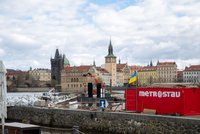 Dělníci „pohnuli kostrou“: Rekonstrukce Staroměstského jezu je u konce, o 9 měsíců dřív