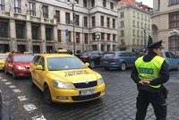 Protesty taxikářů před magistrátem skončily: Stávková pohotovost však stále trvá