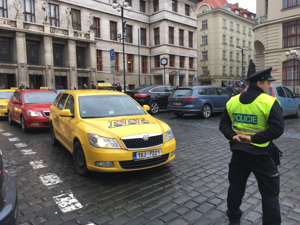 Stávka taxikářů před magistrátem. 