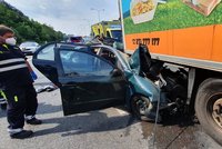 Tragédie na Pražském okruhu! Auto skončilo sešrotované pod náklaďákem, řidič (†63) zemřel