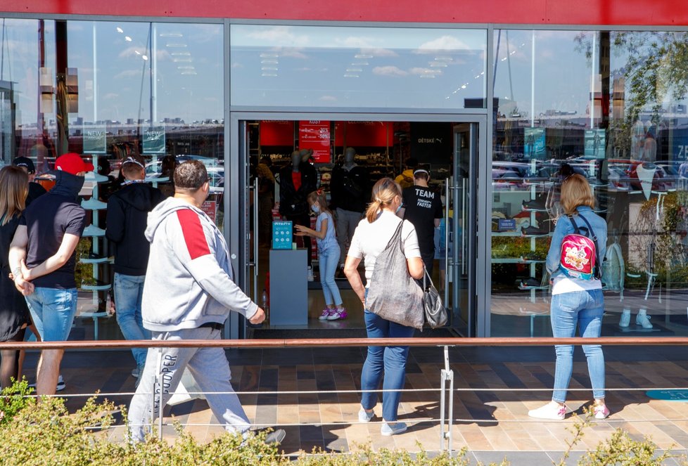 Řada lidí vyrazila s otevřením některých obchodů na nákupy, například do outletu v pražských Štěrboholích. 27. dubna 2020.