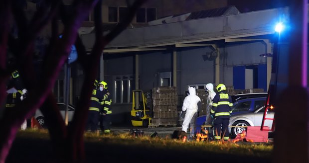 Pražští hasiči zasahovali v průmyslovém skladu, kde unikla chemická látka. Museli evakuovat z objektu další osoby, zabránili šíření látky.