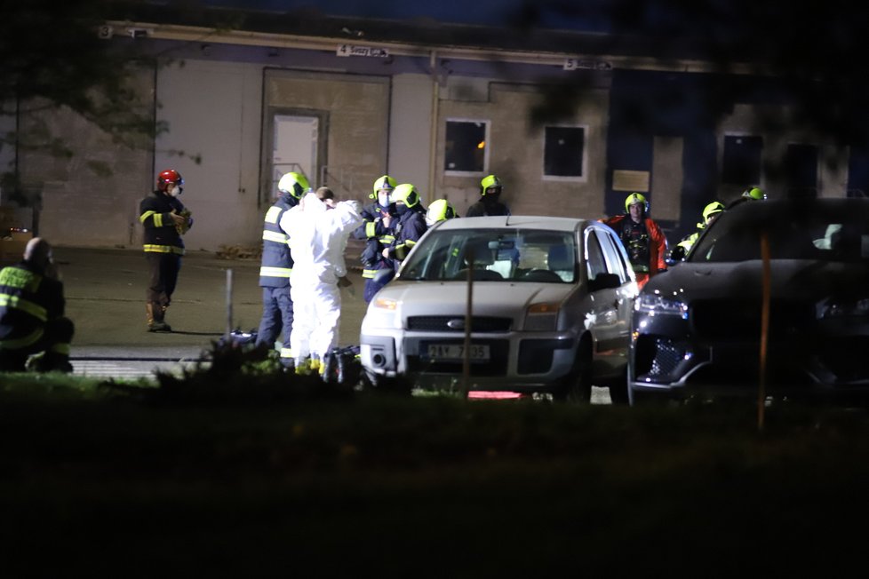 Pražští hasiči zasahovali v průmyslovém skladu, kde unikla chemická látka. Museli evakuovat z objektu další osoby, zabránili šíření látky.