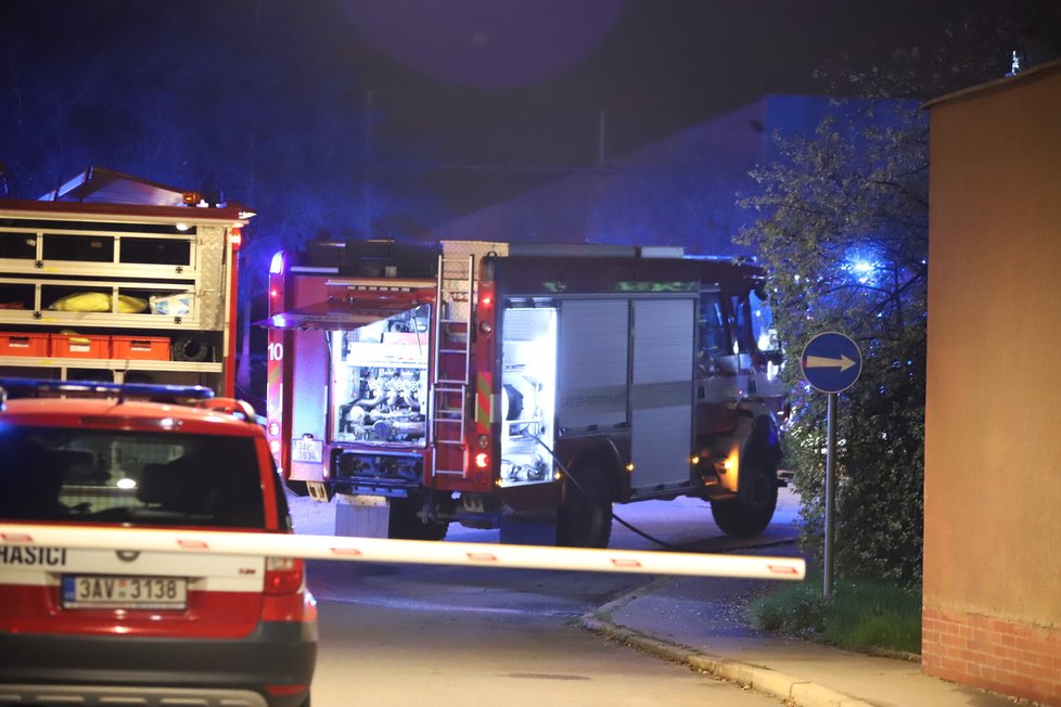 Pražští hasiči zasahovali v průmyslovém skladu, kde unikla chemická látka. Museli evakuovat z objektu další osoby, zabránili šíření látky.