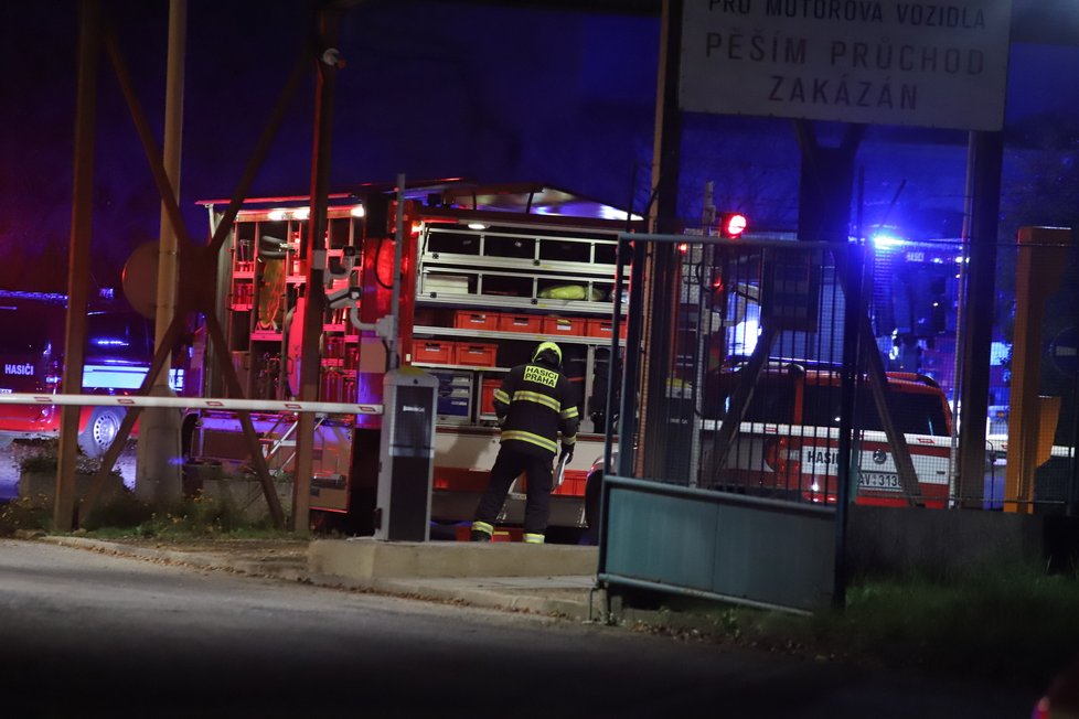 Pražští hasiči zasahovali v průmyslovém skladu, kde unikla chemická látka. Museli evakuovat z objektu další osoby, zabránili šíření látky.