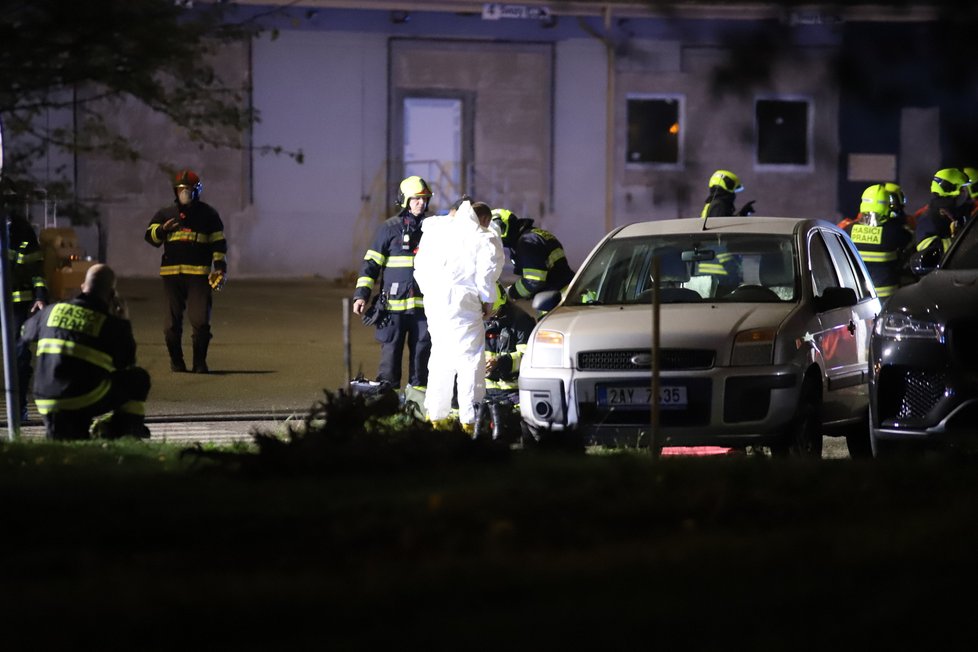 Pražští hasiči zasahovali v průmyslovém skladu, kde unikla chemická látka. Museli evakuovat z objektu další osoby, zabránili šíření látky.