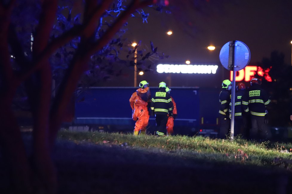 Pražští hasiči zasahovali v průmyslovém skladu, kde unikla chemická látka. Museli evakuovat z objektu další osoby, zabránili šíření látky.