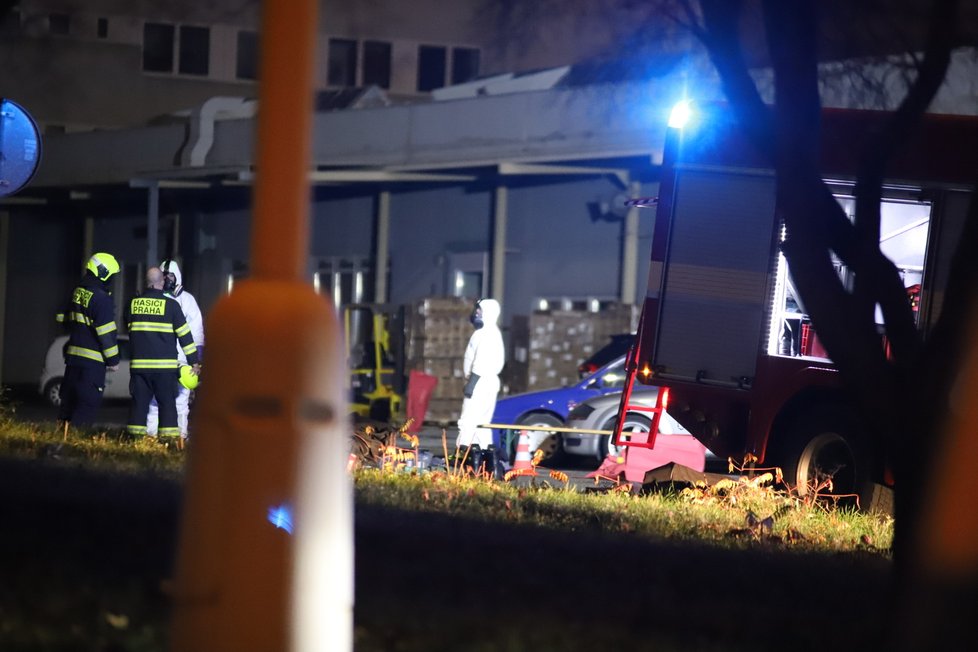 Pražští hasiči zasahovali v průmyslovém skladu, kde unikla chemická látka. Museli evakuovat z objektu další osoby, zabránili šíření látky.