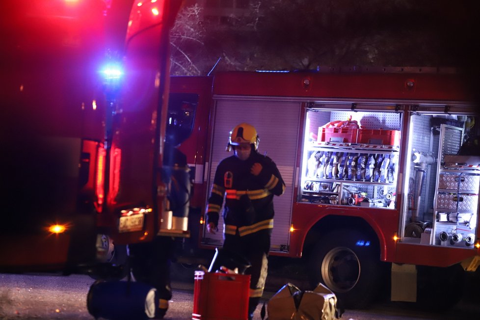 Pražští hasiči zasahovali v průmyslovém skladu, kde unikla chemická látka. Museli evakuovat z objektu další osoby, zabránili šíření látky.