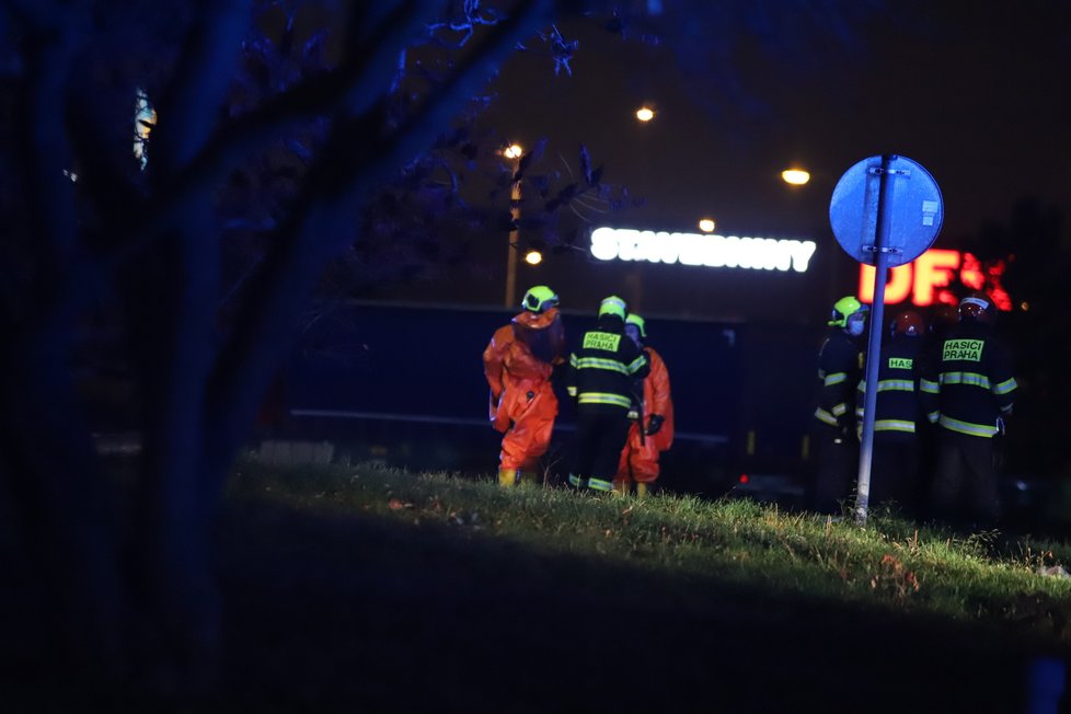 Pražští hasiči zasahovali v průmyslovém skladu, kde unikla chemická látka. Museli evakuovat z objektu další osoby, zabránili šíření látky.