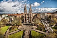 Putování po stopách svaté Ludmily a Vintíře? Praha chce odlákat turisty z přetíženého centra na stezky